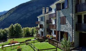 un edificio con vistas a la montaña en Mont Blanc Apartment Morgex, en Morgex