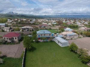- une vue aérienne sur un quartier résidentiel avec des maisons dans l'établissement Your villa with garden in Martuni next to Sevan lake, à Martuni