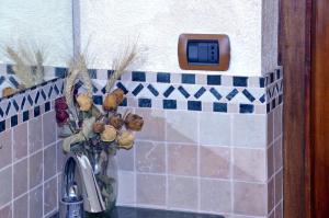 un jarrón de flores en un baño alicatado en Mont Blanc Apartment Morgex, en Morgex 12 fotos más