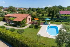una vista aerea di una casa con piscina di Casa Luka Vareski a Krnica