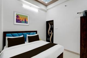 - une chambre avec un grand lit dans l'établissement OYO Flagship Hotel Lakhnavi Inn, à Lucknow