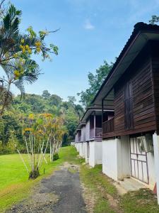 un camino de tierra junto a una fila de edificios en LiLLA Hilltop Retreats Janda Baik formerly known as Serene Resort en Bentong