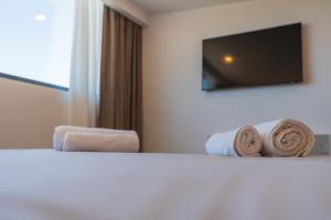 Postel nebo postele na pokoji v ubytování EcoHeaven Suites