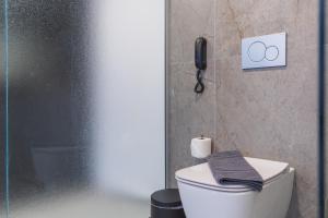 Koupelna v ubytování EcoHeaven Suites