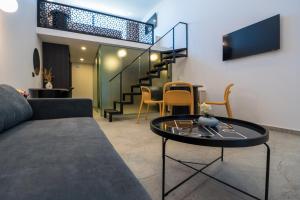 TV a/nebo společenská místnost v ubytování EcoHeaven Suites