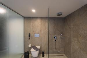 Koupelna v ubytování EcoHeaven Suites