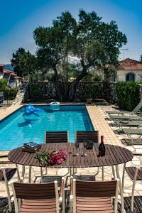 Bazén v ubytování 2 bedrooms villa with private pool enclosed garden and wifi at Agrilia nebo v jeho okolí
