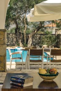 Bazén v ubytování 2 bedrooms villa with private pool enclosed garden and wifi at Agrilia nebo v jeho okolí