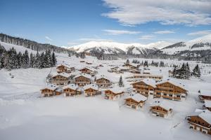 eine Luftansicht eines Resorts im Schnee in der Unterkunft Filzstein Resort Chalet - Zillertal Arena, Hohe Tauern, Salzburgerland, Krimml, Hochkrimml in Krimml
