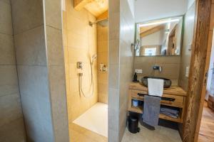 une salle de bain avec lavabo et douche dans l'établissement Filzsteinresort Chalets Chalet Bergankunft 236, à Krimml 6 autres photos