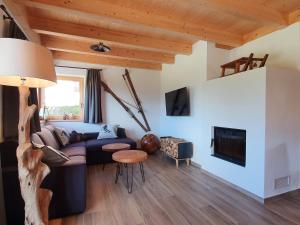 un salon avec un canapé et une table dans l'établissement Filzsteinresort Chalets - Chalet 240, à Krimml