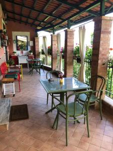 un patio con mesas, sillas, mesa y sillas en La piccola casa del cinema en Giffoni Valle Piana