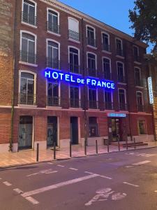 un bâtiment avec un panneau indiquant l'hôtel de france dans l'établissement Hotel De France, à Perpignan