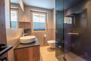 Koupelna v ubytování Filzsteinresort Wohnungen Top 9 + 6 fotografií