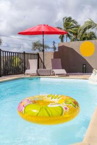 Piscina de la sau aproape de Maison confortable à Saint-François 40 m² avec piscine partagée