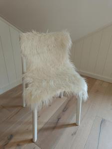una silla blanca con un asiento de piel de imitación en B6 en Ursel