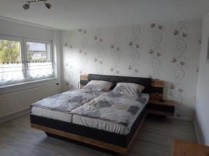 Postel nebo postele na pokoji v ubytování Ferienwohnung Kanalblick + 17 fotografií