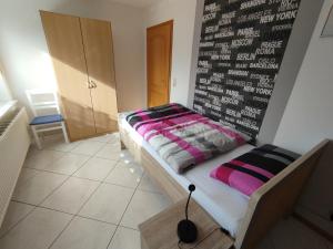 Postel nebo postele na pokoji v ubytování Ferienwohnung Kanalblick