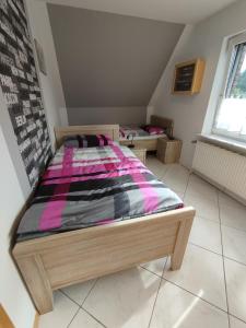 Postel nebo postele na pokoji v ubytování Ferienwohnung Kanalblick