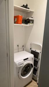une laveuse et une sécheuse dans une petite pièce dans l'établissement Appartamento San Gallo Cremona Centro, à Crémone
