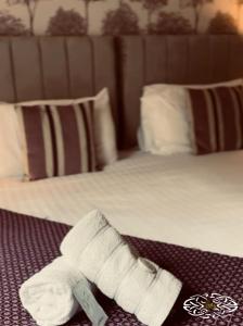 un par de calcetines blancos sentados en la parte superior de una cama en Royal Marine Hotel Dunoon, en Kirn