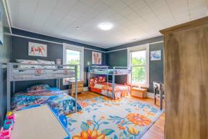 una camera con 2 letti a castello e un tappeto di 4 Mi to Liberty U Huge Home with Yard and Hot Tub a Lynchburg