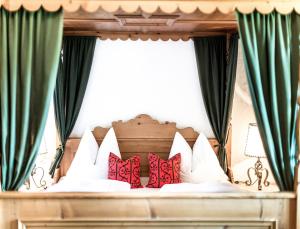 A bed or beds in a room at Salzburg Hotel Holznerwirt