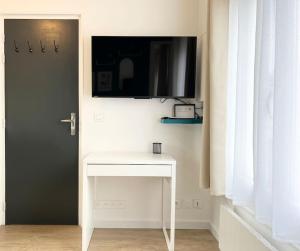 TV a/nebo společenská místnost v ubytování Cosy studio aux portes de Paris + 16 fotografií