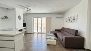 El MoncayoにあるApartamento Portico Playa Guardamarのソファとテーブルのあるリビングルーム