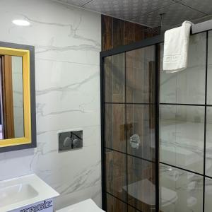 Ett badrum på Grand Nergiz Otel