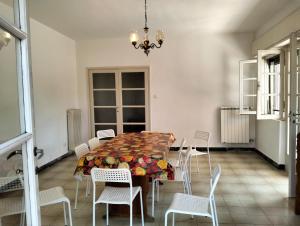 a dining room with a table and chairs at Appartamento Eusepia, Locazione Turistica Tirrenia in Tirrenia