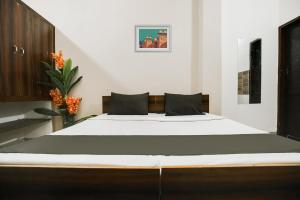 - une chambre avec un grand lit dans l'établissement OYO NAZ GUEST HOUSE, à Jalandhar