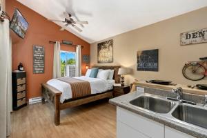 Industrial Old Town Bungalow with Free Cruiser Bikes في فورت كولينز: مطبخ مع سرير ومغسلة في الغرفة