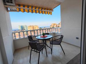 un tavolo e sedie su un balcone con vista di Apartamento Vistamar-Relax a Guardamar del Segura