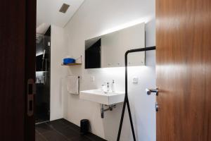 y baño con lavabo y ducha. en Panoramic Ecodesign Apartment Obersaxen - Val Lumnezia I Vella - Vignogn I near Laax Flims I 5 Swiss stars rating, en Vella