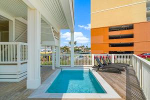 einen Pool auf der Terrasse eines Hauses in der Unterkunft Beach House - Whale Rested by Panhandle Getaways in Panama City Beach