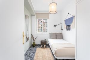 a living room with a couch and a window at 3 Bdr Apt In Cornella 5 Mins Form The Metro in Cornellà de Llobregat
