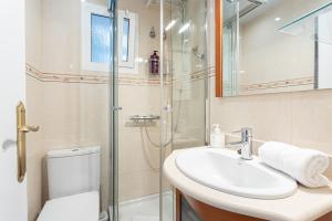 a bathroom with a sink and a shower and a toilet at 3 Bdr Apt In Cornella 5 Mins Form The Metro in Cornellà de Llobregat