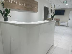 Лобби или стойка регистрации в Kyriad Saumur Hyper Centre Hôtel Appartements et SPA soins Sothys Paris