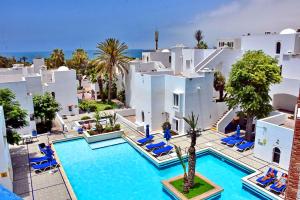 een luchtzicht op een hotel met een zwembad bij Appart-Hôtel Tagadirt in Agadir