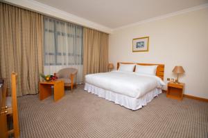 Una cama o camas en una habitación de Swiss-Belinn Doha