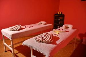 2 łóżka w pokoju z ręcznikami w obiekcie Appart-Hôtel Tagadirt w mieście Agadir