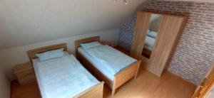 Postel nebo postele na pokoji v ubytování Ferienwohnung Kanalblick
