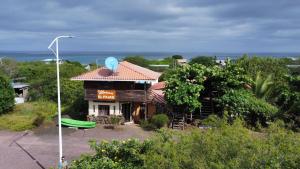 Puerto Velasco IbarraEl Pajas的一座小楼，楼顶上有一个蓝色卫星。