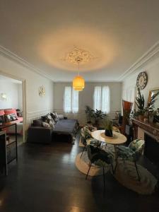 una sala de estar con un sofá y una mesa en Superbe T2 de caractère au centre classé 3 étoiles, en Troyes