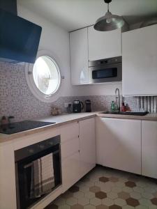 Η κουζίνα ή μικρή κουζίνα στο Apartment T4 Nantes Erdre