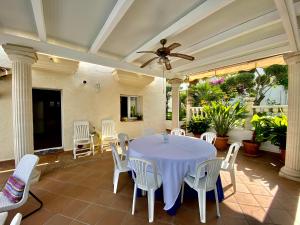 une salle à manger avec une table blanche et des chaises blanches dans l'établissement Karma Villa with views by HLCLUB Agency, à Sant Pere de Ribes