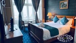 Un pat sau paturi într-o cameră la Royal Marine Hotel Dunoon