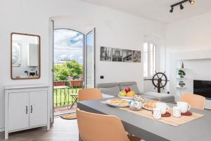 Fotografie z fotogalerie ubytování Spacious 3-Bedroom Apartment - 10 Min to City Center & 5 Min to Gaslini Hospital v Janově