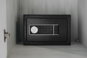 ケラモティにあるInside Apartmentの部屋の中にネズミのいる黒い電気ボックス